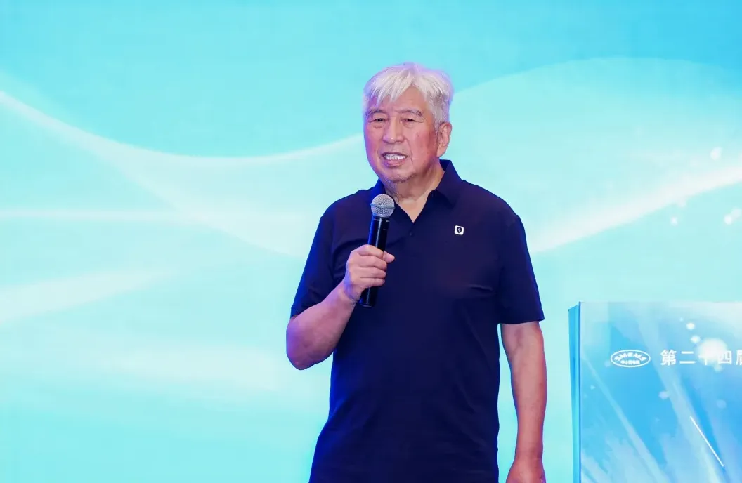 Исполнительный вице-президент Китайской ассоциации электротехнической промышленности Лю Чаншэн выступил с речью.