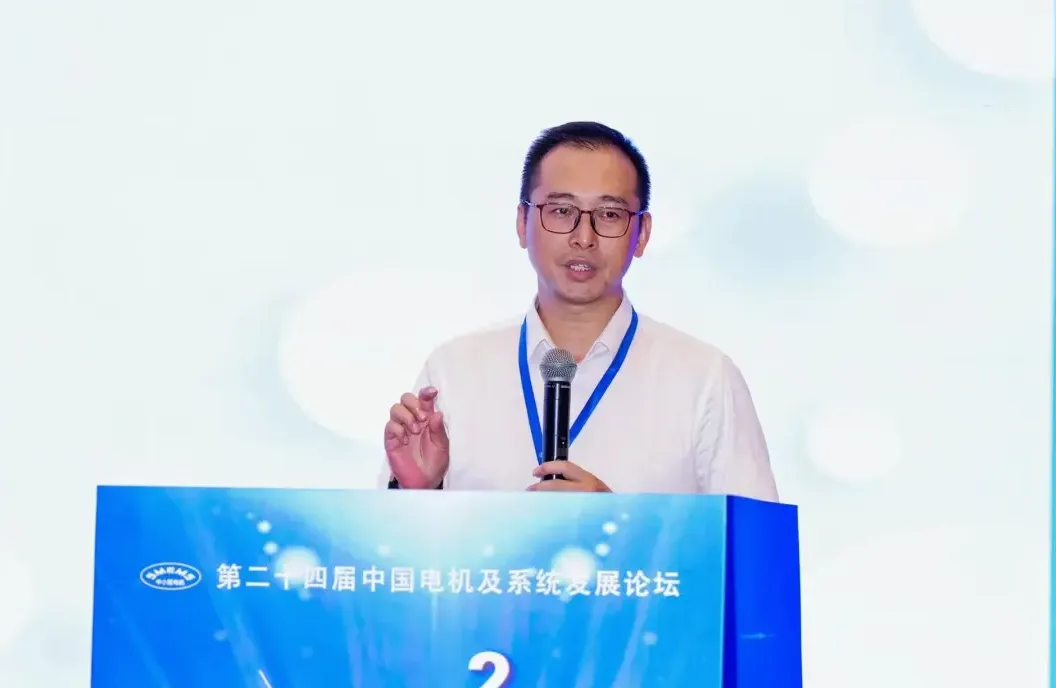 Главный инженер Института развития электронной информационной промышленности Китая (Института CCID) Цинь Хайлинь выступает с докладом.