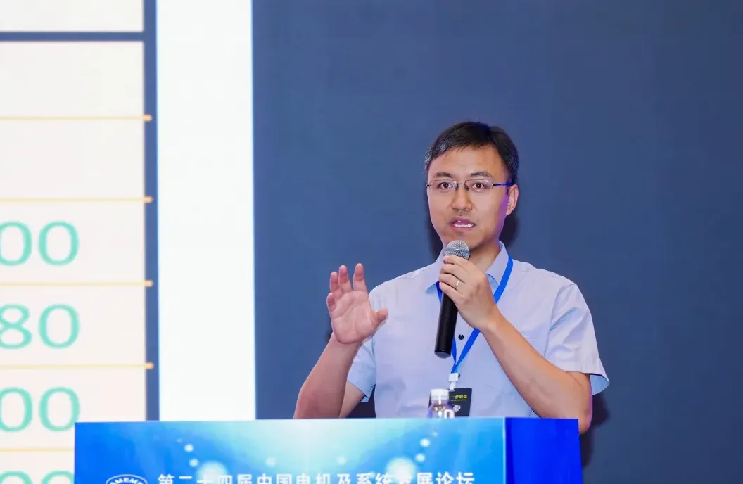 Дин Сяофэн — профессор/докторант-наставник Пекинского университета аэронавтики и астронавтики.